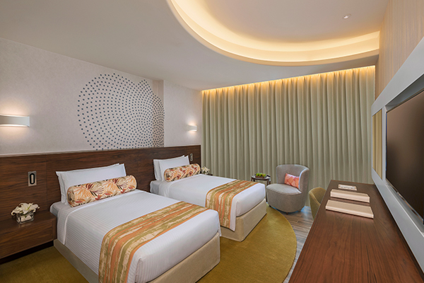 غرفة النادي بسرير من النوع كينج أو سرير مزدوج ملحق بها شرفة ومميزة بالوصول إلى صالة النادي-slider-2
