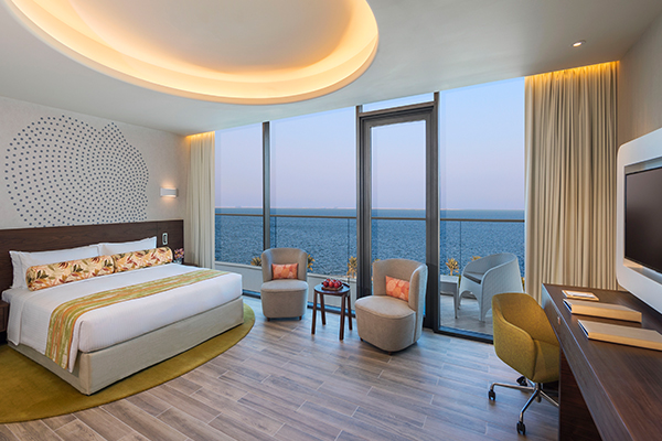 غرفة كلاسيكية بسرير من النوع كينج أو سرير مزدوج ملحق بها شرفة بإطلالة على البحر-room